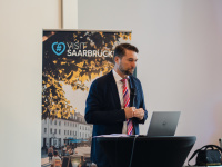 Herr Oberbürgermeister Uwe Conradt bei der Begrüßung auf der Bühne des TourismusWirtschaftsCamp 2024